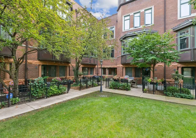 Townhouse for sale at 1351 W Altgeld St #4I, Chicago, IL 60614 | MLS# 12760844