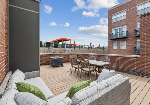 Photo 2 of Townhouse for sale at 1351 W Altgeld St #4I, Chicago, IL 60614 | MLS# 12760844 | Listing updated on 2026-09-23