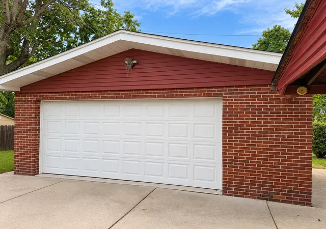 Photo 2 of Single family home for sale at 174 Linden Ln, Chicago Heights, IL 60411 | MLS# 12760846 | Listing updated on 2026-10-02