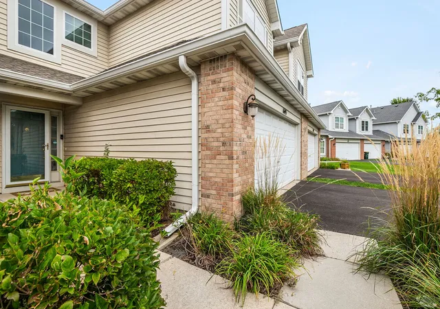 Photo 3 of Townhouse for sale at 1693 S Candlestick Way #1693, Waukegan, IL 60085 | MLS# 12760886 | Listing updated on 2026-09-19