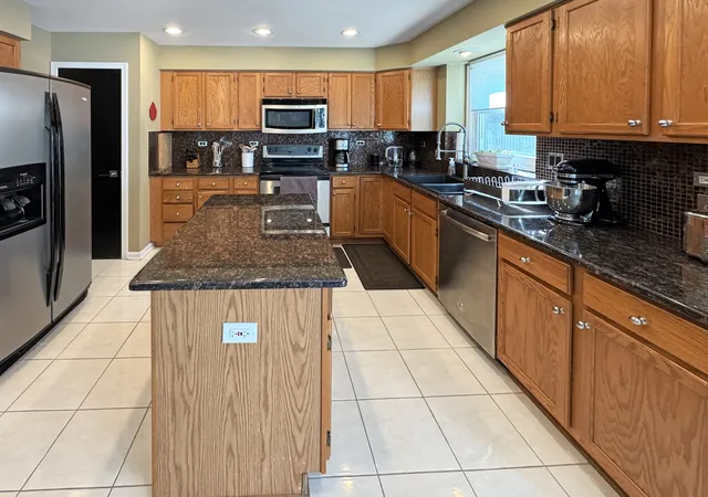 Photo 3 of Single family home for sale at 324 Chesapeake Ln, Bloomingdale, IL 60108 | MLS# 12760906 | Listing updated on 2026-09-22