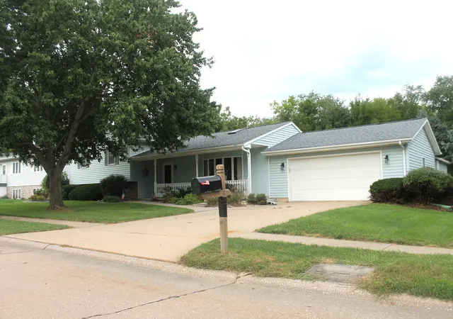 Photo 2 of Single family home for sale at 419 Richmond Hl Dr, Geneseo, IL 61254 | MLS# 12760916 | Listing updated on 2026-09-22