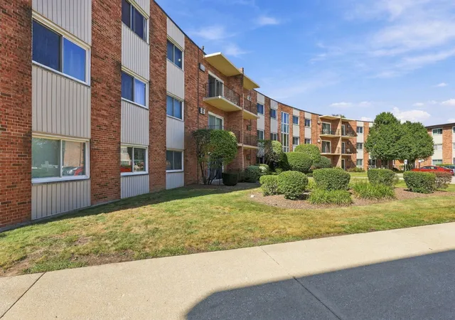Photo 3 of Condo for sale at 9724 S Karlov Ave #304, Oak Lawn, IL 60453 | MLS# 12760923 | Listing updated on 2026-09-22