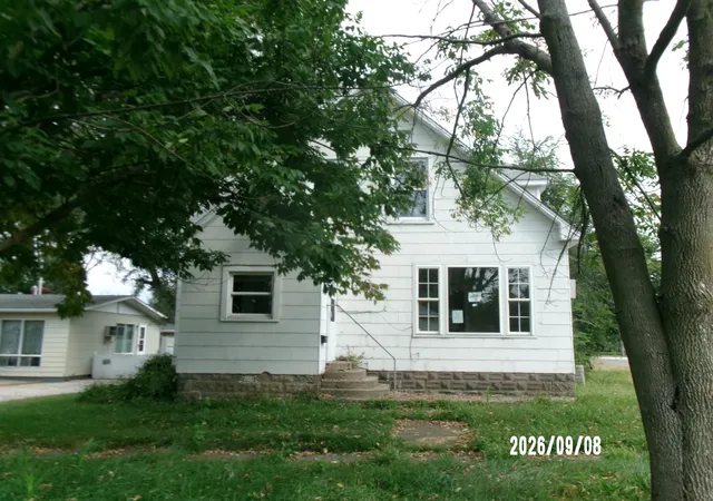 Photo 1 of Single family home for sale at 402 W Chestnut St, Hoopeston, IL 60942 | MLS# 12760927 | Listing updated on 2026-09-22