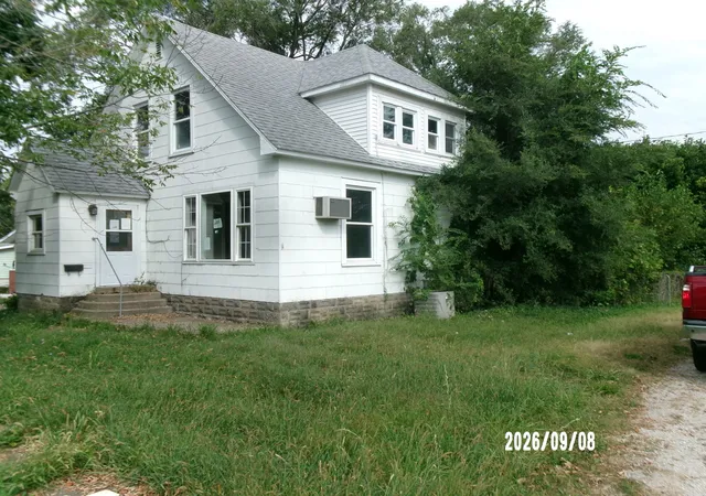 Photo 2 of Single family home for sale at 402 W Chestnut St, Hoopeston, IL 60942 | MLS# 12760927 | Listing updated on 2026-09-22
