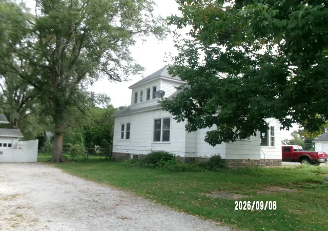 Photo 3 of Single family home for sale at 402 W Chestnut St, Hoopeston, IL 60942 | MLS# 12760927 | Listing updated on 2026-09-22