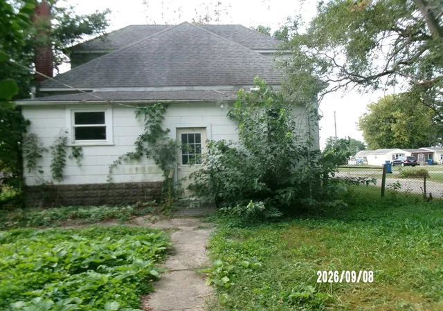 Photo 3 of Single family home for sale at 402 W Chestnut St, Hoopeston, IL 60942 | MLS# 12760927 | Listing updated on 2026-09-22