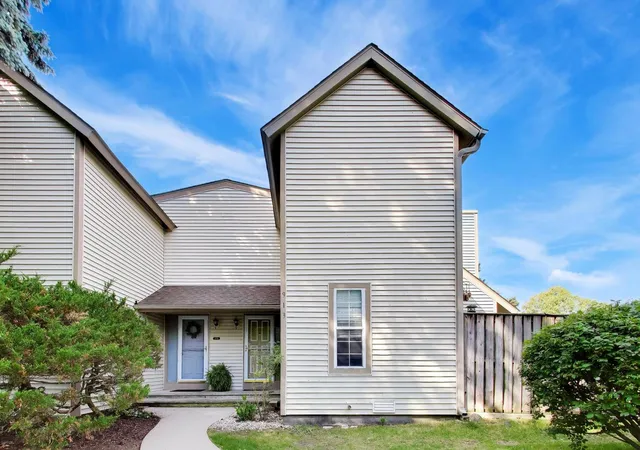 Photo 1 of Townhouse for sale at 913 Campbell Dr, Gurnee, IL 60031 | MLS# 12760979 | Listing updated on 2026-09-22