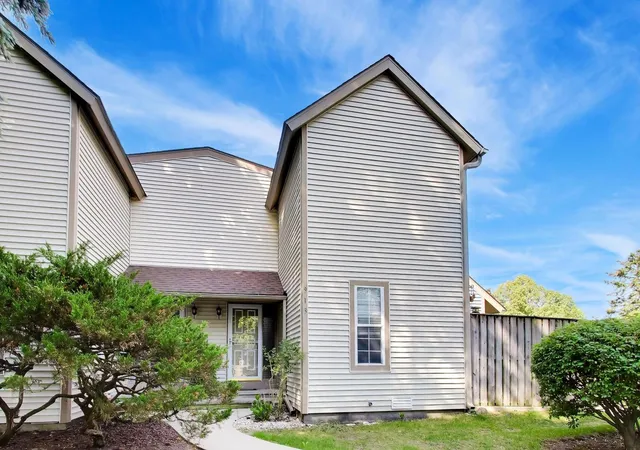 Photo 2 of Townhouse for sale at 913 Campbell Dr, Gurnee, IL 60031 | MLS# 12760979 | Listing updated on 2026-09-22