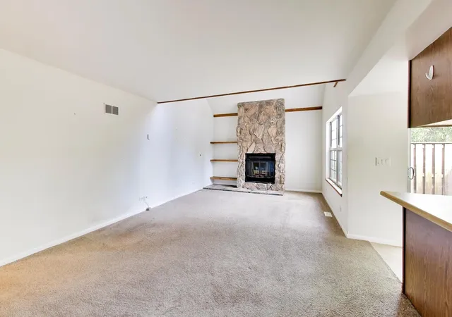 Photo 3 of Townhouse for sale at 913 Campbell Dr, Gurnee, IL 60031 | MLS# 12760979 | Listing updated on 2026-09-22