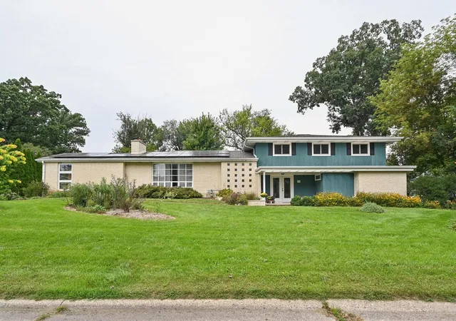 Photo 1 of Single family home for sale at 4708 N Burman Dr, Crystal Lake, IL 60014 | MLS# 12760992 | Listing updated on 2026-09-22