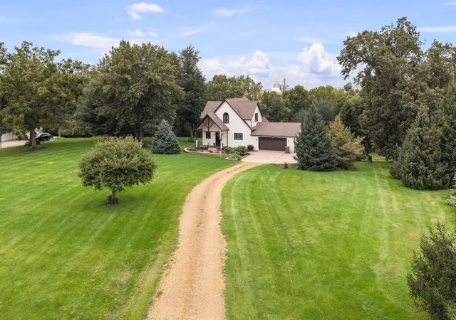 Photo 4 of Single family home for sale at 3930 Brandy Ln, Clinton, IA 52732 | MLS# 12760999 | Listing updated on 2026-10-22