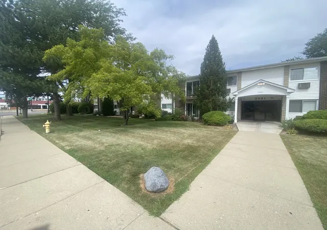 Photo 3 of Condo for sale at 9581 Dee Rd #2L, Des Plaines, IL 60016 | MLS# 12761029 | Listing updated on 2026-09-22