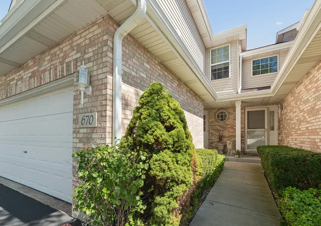 Photo 2 of Townhouse for sale at 670 Schooner Dr, New Lenox, IL 60451 | MLS# 12761045 | Listing updated on 2026-09-22