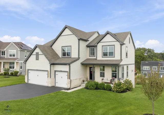 Photo 2 of Single family home for sale at 1165 Overhill Ct, Crystal Lake, IL 60012 | MLS# 12761073 | Listing updated on 2026-10-05