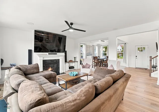 Photo 4 of Single family home for sale at 1165 Overhill Ct, Crystal Lake, IL 60012 | MLS# 12761073 | Listing updated on 2026-10-05