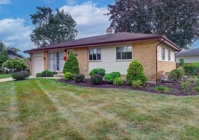 Photo 1 of Single family home for sale at 385 Pleasant St, Hoffman Estates, IL 60169 | MLS# 12761078 | Listing updated on 2026-09-23