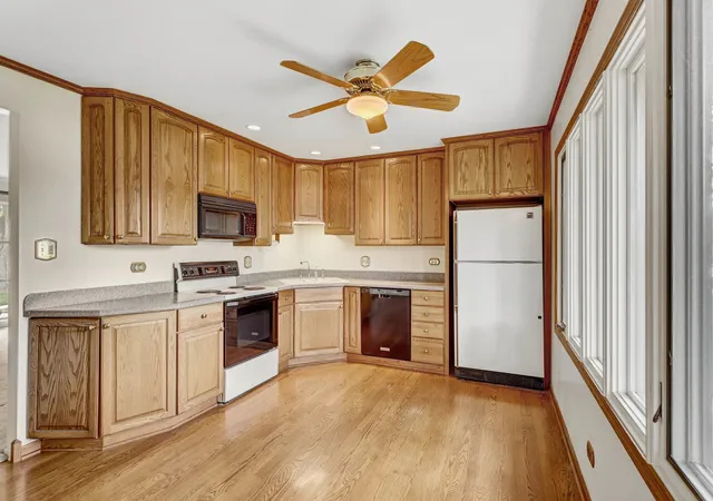 Photo 3 of Single family home for sale at 385 Pleasant St, Hoffman Estates, IL 60169 | MLS# 12761078 | Listing updated on 2026-09-23