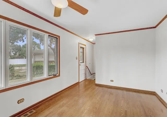 Photo 4 of Single family home for sale at 385 Pleasant St, Hoffman Estates, IL 60169 | MLS# 12761078 | Listing updated on 2026-09-23