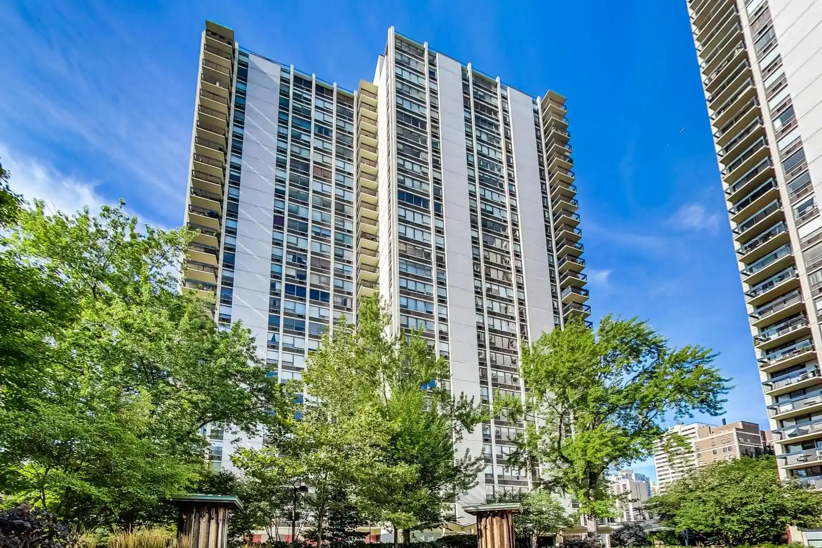 Listing Photo 2 - Condo for sale in 1360 N Sandburg Ter located at 1360 N Sandburg Ter, Chicago, IL 60610 - Unit #2701C