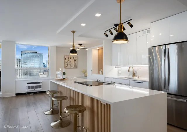 Listing Photo 4 - Condo for sale in building located at 1360 N Sandburg Ter, Chicago, IL 60610 - Unit #2701C