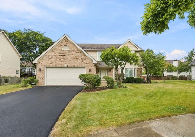 Photo 2 of Single family home for sale at 1011 E Amberwood Cir, Naperville, IL 60563 | MLS# 12761120 | Listing updated on 2026-09-21