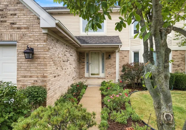 Photo 3 of Single family home for sale at 1011 E Amberwood Cir, Naperville, IL 60563 | MLS# 12761120 | Listing updated on 2026-09-21