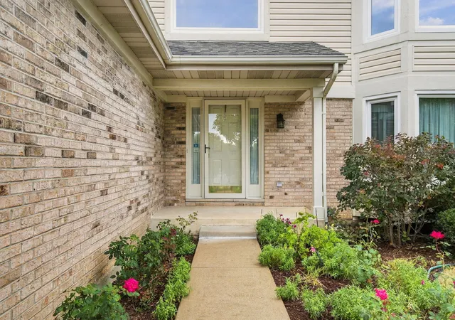 Photo 3 of Single family home for sale at 1011 E Amberwood Cir, Naperville, IL 60563 | MLS# 12761120 | Listing updated on 2026-09-21
