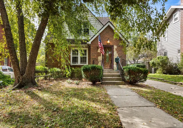 Photo 1 of Single family home for sale at 913 W Charles St, Champaign, IL 61821 | MLS# 12761126 | Listing updated on 2026-09-29