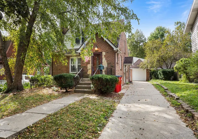 Photo 2 of Single family home for sale at 913 W Charles St, Champaign, IL 61821 | MLS# 12761126 | Listing updated on 2026-09-29
