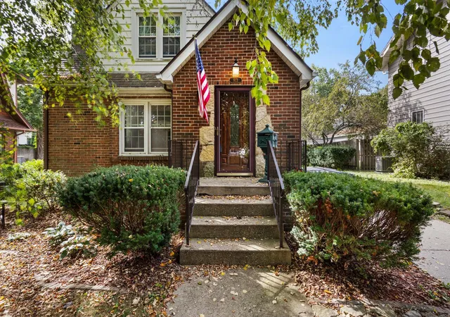 Photo 3 of Single family home for sale at 913 W Charles St, Champaign, IL 61821 | MLS# 12761126 | Listing updated on 2026-09-29