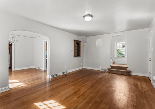 Photo 4 of Single family home for sale at 913 W Charles St, Champaign, IL 61821 | MLS# 12761126 | Listing updated on 2026-09-29