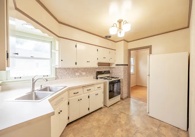 Photo 2 of Single family home for sale at 104 N Warrington Rd, Des Plaines, IL 60016 | MLS# 12761137 | Listing updated on 2026-09-23
