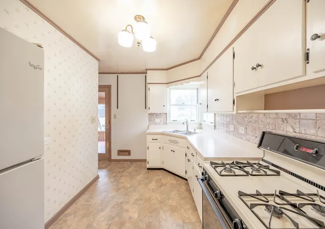 Photo 3 of Single family home for sale at 104 N Warrington Rd, Des Plaines, IL 60016 | MLS# 12761137 | Listing updated on 2026-09-23