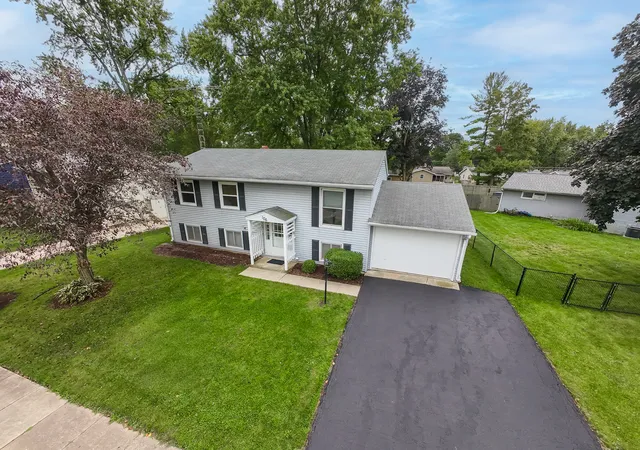 Photo 3 of Single family home for sale at 106 E Dresser Rd, De Kalb, IL 60115 | MLS# 12761228 | Listing updated on 2026-10-06
