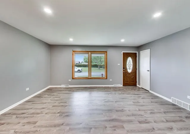 Photo 4 of Single family home for sale at 19246 Oakwood Ave, Lansing, IL 60438 | MLS# 12761244 | Listing updated on 2026-09-29