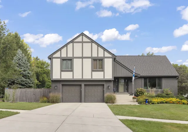 Photo 1 of Single family home for sale at 850 Glen Crst Dr, Glen Ellyn, IL 60137 | MLS# 12761247 | Listing updated on 2026-10-05