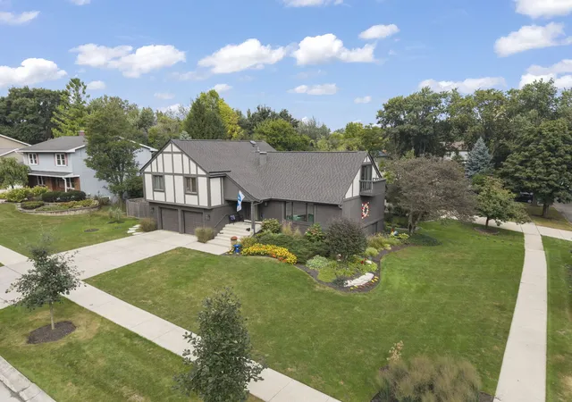 Photo 2 of Single family home for sale at 850 Glen Crst Dr, Glen Ellyn, IL 60137 | MLS# 12761247 | Listing updated on 2026-10-05