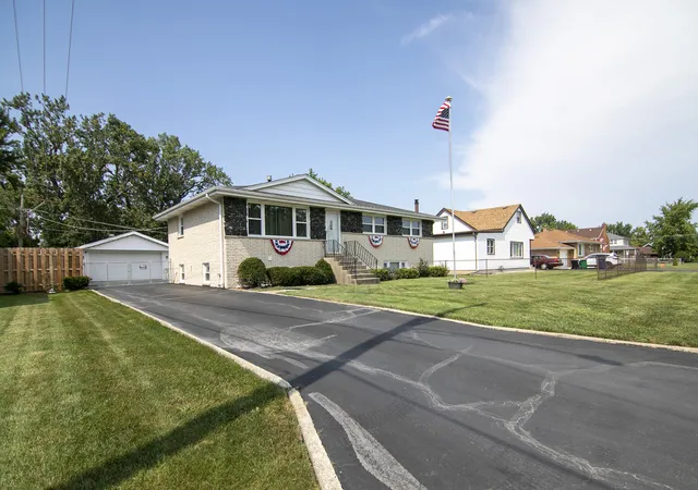 Photo 2 of Single family home for sale at 7416 S Octavia Ave, Bridgeview, IL 60455 | MLS# 12761303 | Listing updated on 2026-10-01