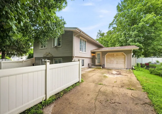Photo 1 of Single family home for sale at 515 E High St, Morris, IL 60450 | MLS# 12761331 | Listing updated on 2026-09-21