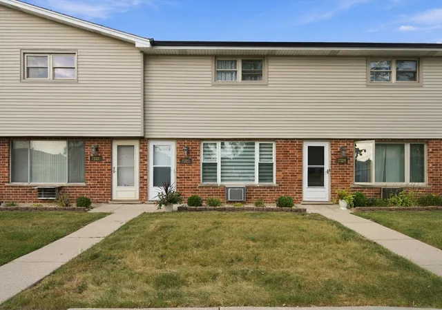 Photo 4 of Townhouse for sale at 7328 W 84th Street, Bridgeview, IL 60455 | MLS# 12761345 | Listing updated on 2026-09-23
