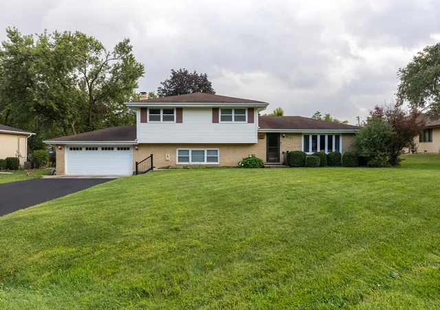 Photo 1 of Single family home for sale at 6121 James St, Tinley Park, IL 60477 | MLS# 12761363 | Listing updated on 2026-09-19