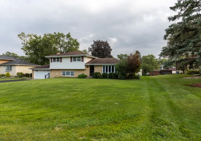 Photo 2 of Single family home for sale at 6121 James St, Tinley Park, IL 60477 | MLS# 12761363 | Listing updated on 2026-09-19