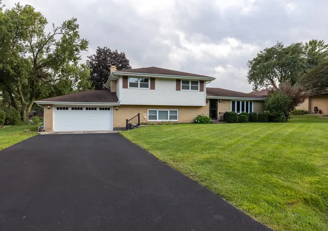 Photo 3 of Single family home for sale at 6121 James St, Tinley Park, IL 60477 | MLS# 12761363 | Listing updated on 2026-09-19