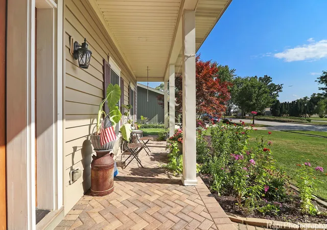 Photo 3 of Single family home for sale at 667 W Elk Grv Blvd, Elk Grove Village, IL 60007 | MLS# 12761369 | Listing updated on 2026-09-24