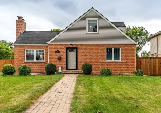 Photo 1 of Single family home for sale at 301 W Lonnquist Blvd, Mount Prospect, IL 60056 | MLS# 12761376 | Listing updated on 2026-09-23