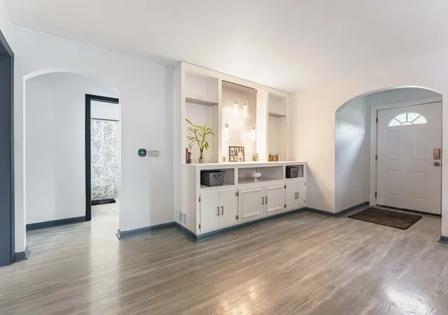 Photo 4 of Single family home for sale at 301 W Lonnquist Blvd, Mount Prospect, IL 60056 | MLS# 12761376 | Listing updated on 2026-09-23