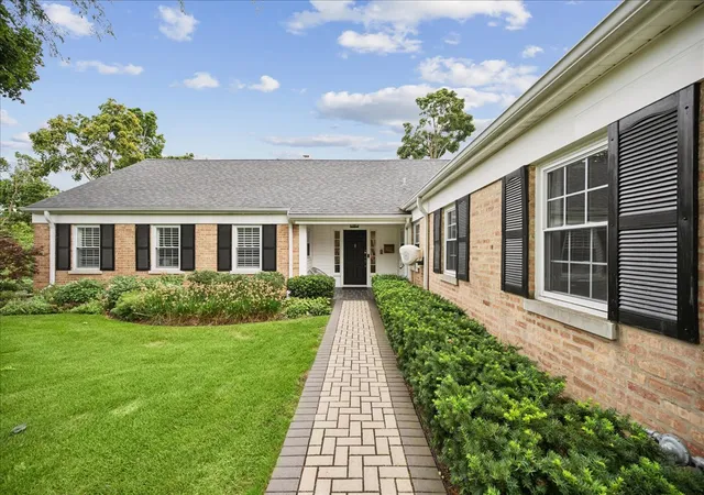 Photo 3 of Single family home for sale at 1043 Old Elm Ln, Glencoe, IL 60022 | MLS# 12761389 | Listing updated on 2026-09-21