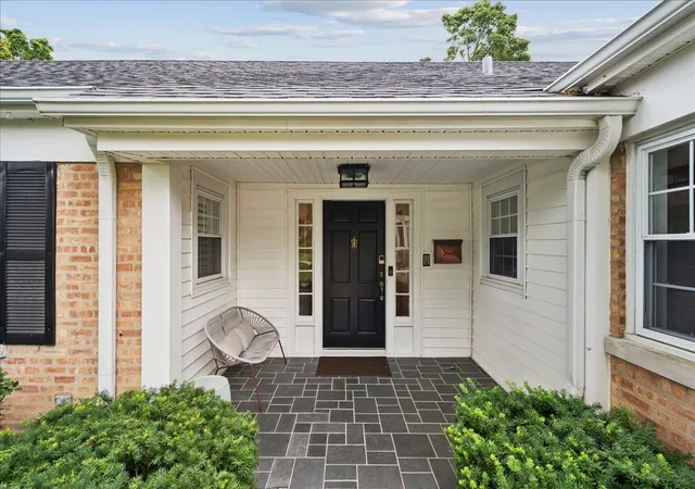Photo 3 of Single family home for sale at 1043 Old Elm Ln, Glencoe, IL 60022 | MLS# 12761389 | Listing updated on 2026-09-21