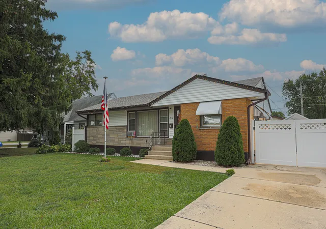 Photo 2 of Single family home for sale at 65 Victoria Dr, Northlake, IL 60164 | MLS# 12761412 | Listing updated on 2026-10-05